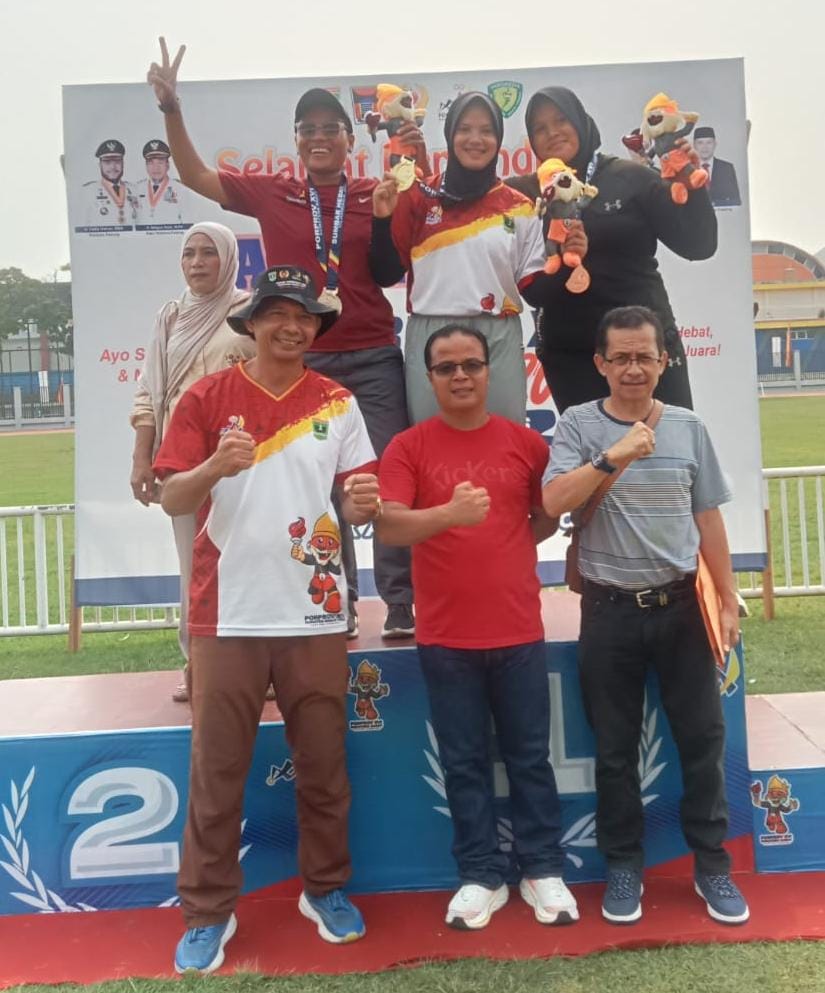 Yurmi foto bersama pelatih dan ketua Cabor Kudri Rahmad. (chandra antoni)